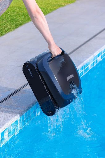 Robot Pool Cleaner Showdown: Cordless vs. Corded Robotic Pool Cleaners – Pros and Cons